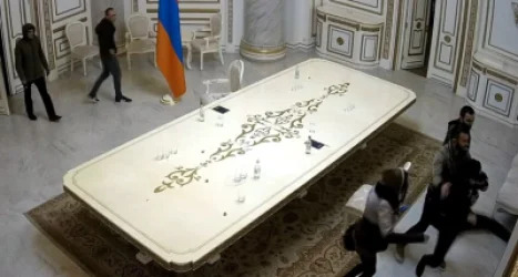 Կոտրել են կառավարության շենքի դռները, պոկել ցուցանակները, հափշտակել դրոշները. նախաքննությունն ավարտվել է