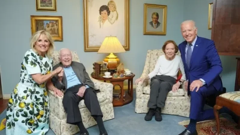 «Հսկա Բայդեններն ու փոքրամարմին Քարտերները». համացանցը քննարկում է ներկա և նախկին նախագահների նկարը