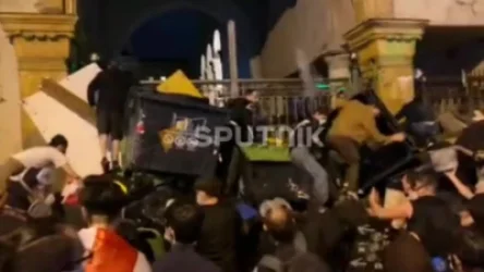 ՏԵՍԱՆՅՈՒԹ. Ցուցարարները Վրաստանի խորհրդարանի շենքի մոտ պատռել են Ռուսաստանի դրոշը