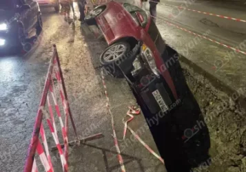 ԼՈՒՍԱՆԿԱՐՆԵՐ․ Արտակարգ դեպք՝ Երևանում․ մեքենան հայտնվել է «Գազպրոմ»-ի փորած փոսում