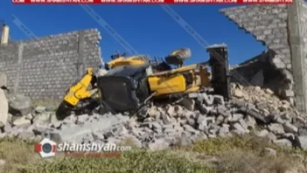 Արտակարգ դեպք՝ Երևանում. տրակտորն աշխատանքներ կատարելիս կողաշրջվել ու փլուզել է հսկայական քարե պարիսպը