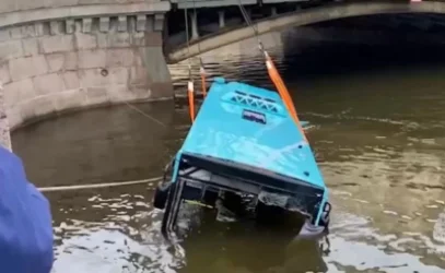 ՏԵՍԱՆՅՈՒԹ. Ինչպես են Սանկտ Պետերբուրգում գետն ընկած ավտոբուսին դուրս բերում