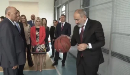 ՏԵՍԱՆՅՈՒԹ․ «Երեխեքը գո՞հ են»․ Փաշինյանն Էջմիածնում դպրոցի մարզադահլիճ է այցելել