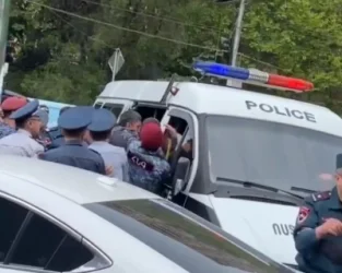 Կարմիրբերետավորների՝ բիրտ ուժի կիրառման հետևանքով բերման ենթարկվածներից 1-ը ստացել է մարմնական վնասվածք․ փաստաբան