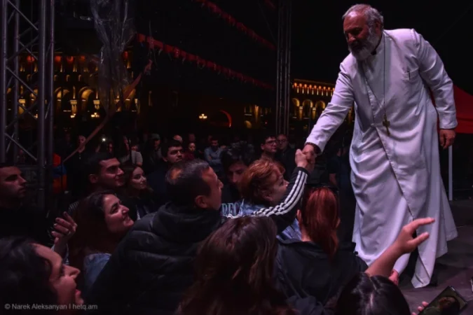 Սրբազանը որոշել է, որ հենց ինքը լինի վարչապետի թեկնածուն. լուծում՝ երկու քայլից. «Հրապարակ»