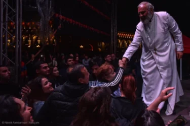 Սրբազանը որոշել է, որ հենց ինքը լինի վարչապետի թեկնածուն. լուծում՝ երկու քայլից. «Հրապարակ»