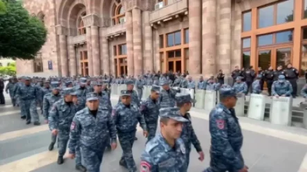 ՏԵՍԱՆՅՈՒԹ․ Ոստիկանները՝ վահաններով ու մահակներով, շղթա են կազմել կառավարության շենքի շուրջ․ նիստ է ընթանում