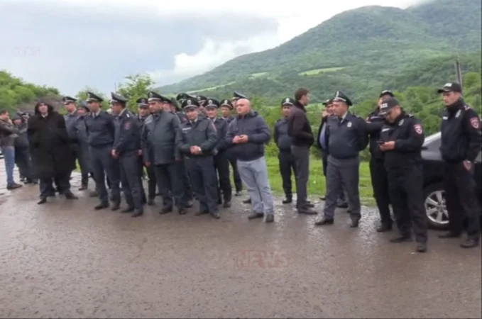 Կիրանց մեծ թվով ոստիկաններ են ժամանել. հորդորում են բացել ճանապարհը