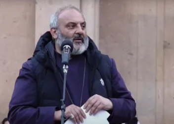 Պապ թագավորը բացարձակ կապ չունի ո՛չ իր հետ, ոչ էլ իր պատկերացրած պետության հետ. Բագրատ Սրբազան