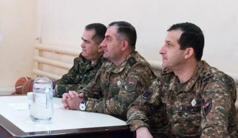 ԶՈՒ ԳՇ պետը ներկայացրել է սպա դառնալու առավելությունները