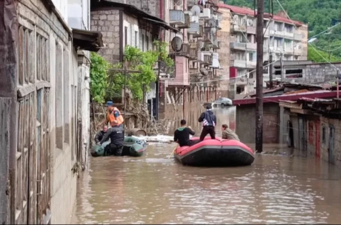 ԼՈՒՍԱՆԿԱՐՆԵՐ. Շենքերի առաջին հարկերը մնացել են ջրի տակ. Ալավերդու Սանահին կայարան թաղամասից տարհանվել են 4 շենքի բնակիչներ