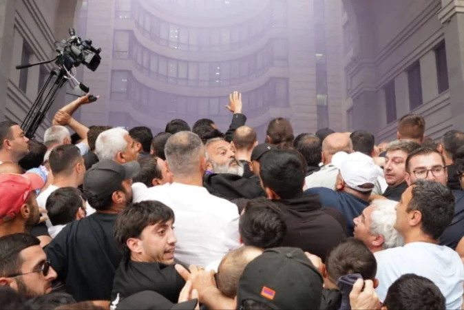 Ոստիկանությունն ԱԳՆ-ի մոտ հավաքված քաղաքացիներին զգուշացրել է՝ եթե գործողությունները չդադարեցվեն, հատուկ միջոցներ կկիրառի