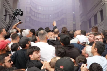 Ոստիկանությունն ԱԳՆ-ի մոտ հավաքված քաղաքացիներին զգուշացրել է՝ եթե գործողությունները չդադարեցվեն, հատուկ միջոցներ կկիրառի