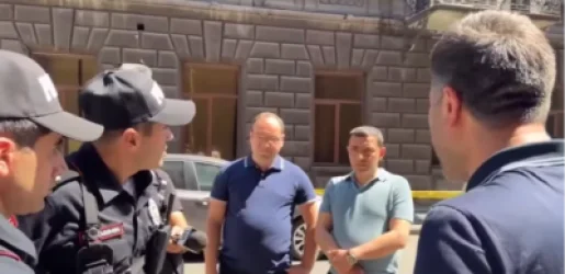 Իրավապաշտպաններն ակցիա իրականացրեցին Երևանում. ոստիկաննեը 14 րոպե ժամանակ տվեցին փողոցը բացելու համար