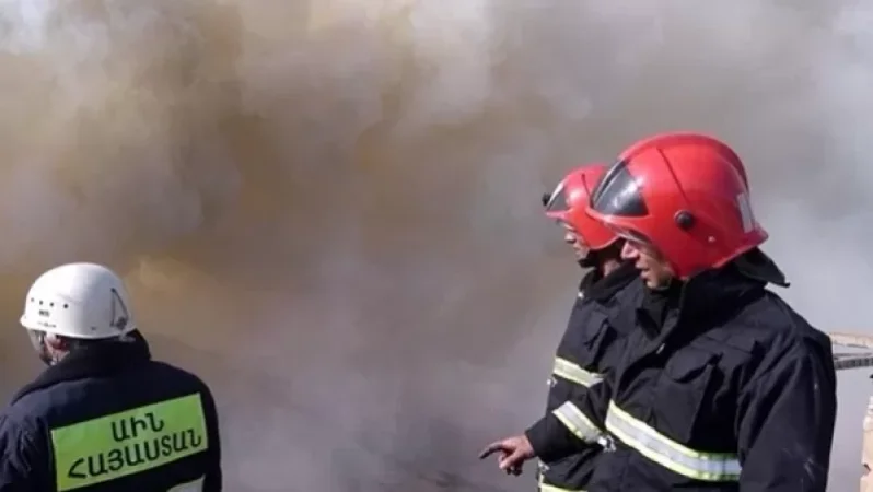 Երևանի քաղաքապետարանի հարևանությամբ տաղավար է այրվում