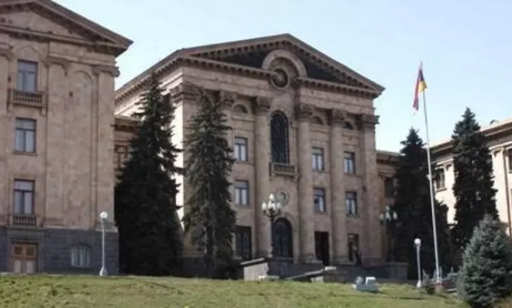 ՀՀԿ-ական պատգամավորը ԱԺ սենյակից տարել է նույնիսկ  Սերժ Սարգսյանի նկարը. «Ժողովուրդ»