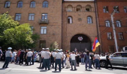 Ակցիաների մասնակիցները ՆԳՆ շենքի առջև հանձնարարակա՞ն են ստանում են․ խոսնակը պարզաբանում է