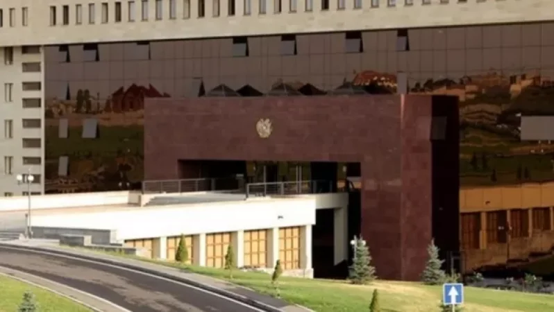 Ցուցարարները հայտարարել են, որ խոչընդոտելու են վիրավոր զինծառայողին տեղափոխող մեքենայի ընթացքը․ ՊՆ