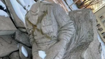 Շուշիում ադրբեջանցիները պղծել ու գլխատել են սպարապետ Վազգեն Սարգսյանի արձանը