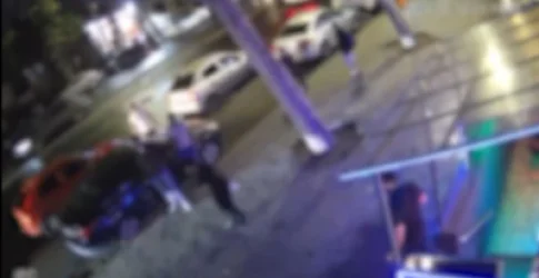 18+. ՏԵՍԱՆՅՈՒԹ. Հրապարակվել են օրեր առաջ Երևանում տեղի ունեցած դանակահարության կադրերը