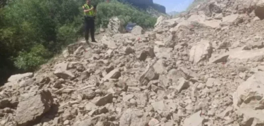 Տեղի է ունեցել ժայռաբեկորների քարաթափում․ ճանապարհը երկկողմանի փակվել է