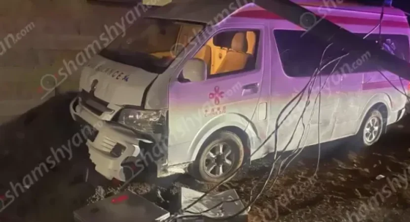 Շտապօգնության ավտոմեքենան բախվել է փայտե էլեկտրասյանը. բուժքույրը տեղափոխվել է ԲԿ