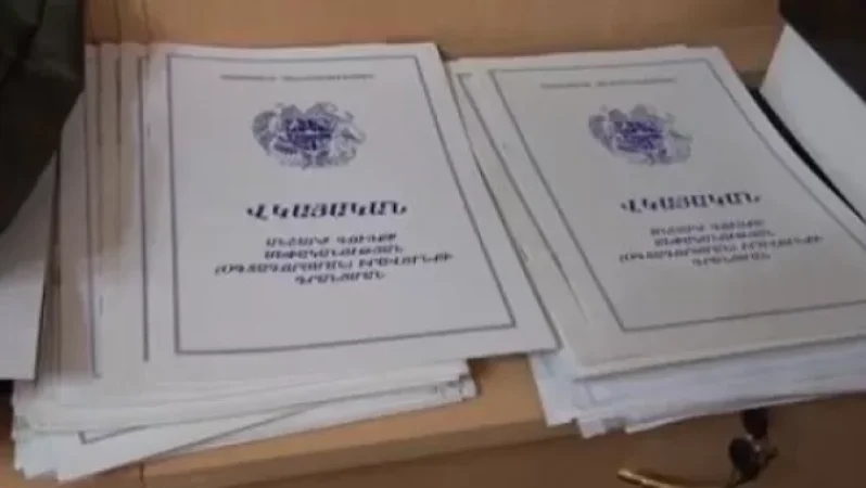 էջմիածնի կադաստրի 15 տարվա պետի տանը գտնվել է 110 սեփականության վկայական. Պողոսյան