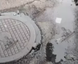 ՏԵՍԱՆՅՈՒԹ. Անհայտ ծագման ջուրը հոսում է Աթոյան փողոցի երկայնքով` ասֆալտի վրա բացված փոքր գեյզերներից. ահազանգում է ավագանու անդամը