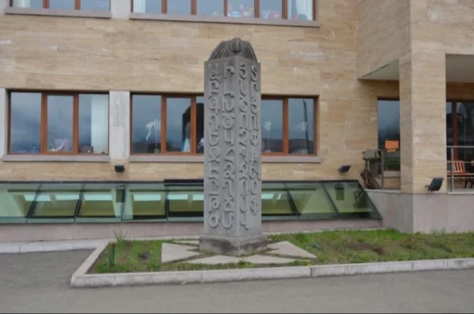 Ադրբեջանը ոչնչացրել է Ստեփանակերտի թիվ 1 դպրոցի բակի հայկական այբուբենին նվիրված հուշակոթողը