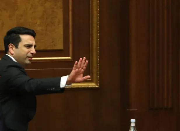 Այդ դեգեներատին ասեք, որ կրակը չենք ընկել, որ 8-րդ դասարանի ծրագրից գիրքա կարդացել. Սիմոնյանը` լրագրողի մասին