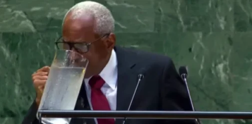 ՏԵՍԱՆՅՈՒԹ. Հայիթիի առաջնորդը ՄԱԿ-ի Գլխավոր ասամբլեայում ելույթի ժամանակ ջուր է թափել իր վրա՝  խմելով անմիջապես սափորից