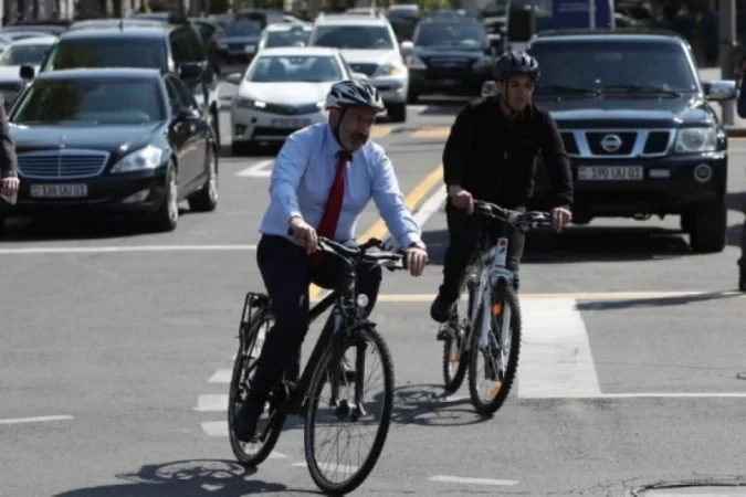 Ծնգացնում եմ՝ վառ լույս չկա. Փաշինյան