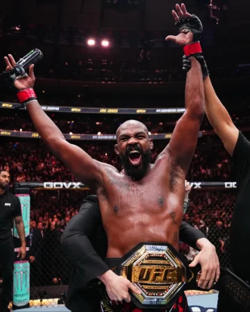 UFC մարտիկը Թրամփին է հանձնել չեմպիոնական գոտին