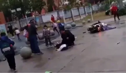 18+ ՏԵՍԱՆՅՈՒԹ․ Չինաստանում մեքենան դպրոցի դիմաց մխրճվել է երեխաների բազմության մեջ