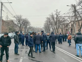 Զոհված զինվորների հարազատները փակել են Բաղրամյան պողոտան․ մանրամասներ