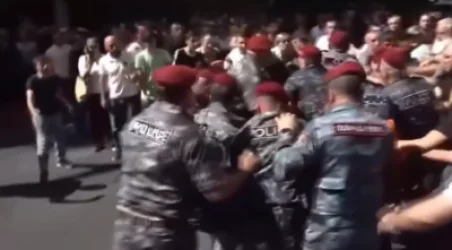 Կադրեր, թե ինչպես է ոստիկանը ոտքով հարվածում ընկած Սերգեյ Ասատուրովին. Լևոն Քոչարյան