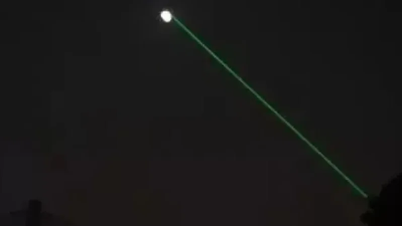 Ավստրալիայում 16-ամյա դեռահասը բերման է ենթարկվել, քանի որ լազերային ճառագայթ է ուղղել ինքնաթիռի վրա