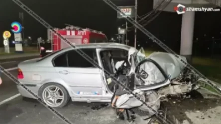 Երևանում BMW-ն «Դալմա Գարդեն Մոլ»-ի դիմաց բախվել է վերգետնյա անցման հենասյուներին. shamshyan