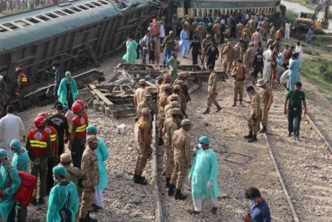 Պակիստանում պատանդ են վերցրել և այրել գնացքի 450 ուղևորի