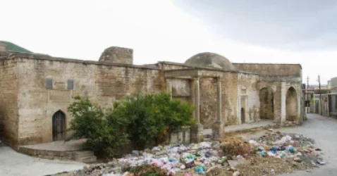 Արցախում հայկական հուշակոթողները վերածվում են աղբանոցի