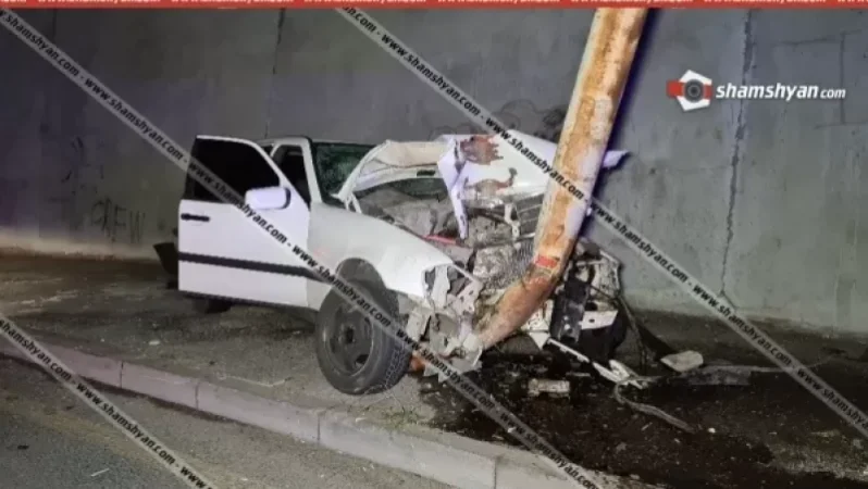 Խոշոր ավտովթար Երևանում. սև ու սպիտակ Mercedes-ների բախում Երևանում. Mercedes-ներից մեկը հայտնվել է մայթին՝ կոտրելով երկաթյա էլեկտրասյունը