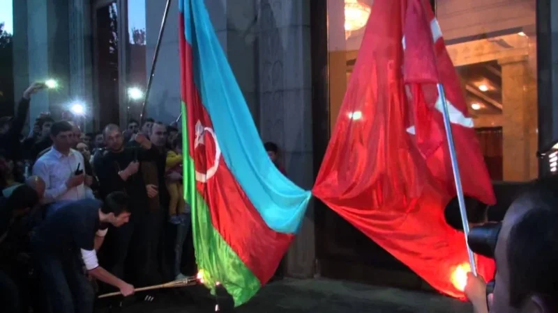 Փաշինյանը դատապարտում է Ադրբեջանի ու Թուրքիայի դրոշների այրումը. Բաղդասարյան