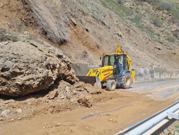 Շաքի-Սիսիան-Դաստակերտ-Ցղունի ճանապարհին հսկայական քարաբեկոր է ընկել