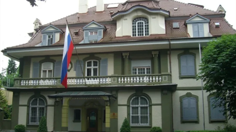 Տուգանք փաստաբանին՝ ՌԴ հյուպատոսարանի ցուցանակի վրա թքելու համար