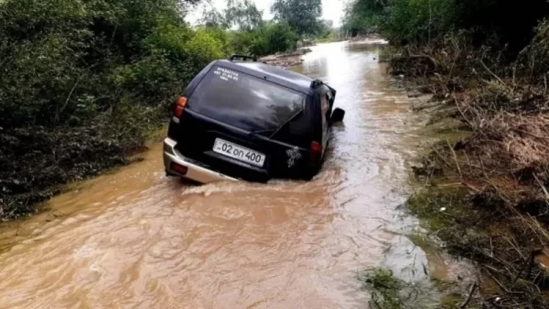 Photo: Car Overturned in River in Askeran City