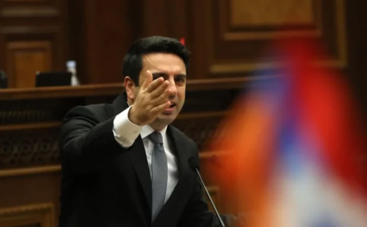 Ոտից գլուխ խնդալու ու խղճուկ «մատերիալ» եք. Ալեն Սիմոնյանը՝ ընդդիմությանը