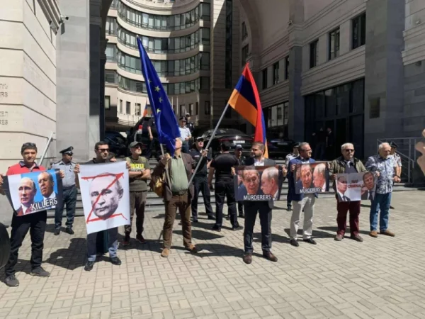 ԱԳՆ շենքի առջև տեղի է ունենում բողոքի ակցիա