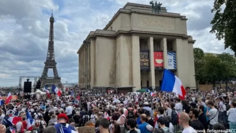 Փարիզում ցույց է՝ ընդդեմ  սրճարաններ, ռեստորաններ, թատրոններ և թանգարաններ այցելելու համար պարտադիր սանիտարական անցաթղթի