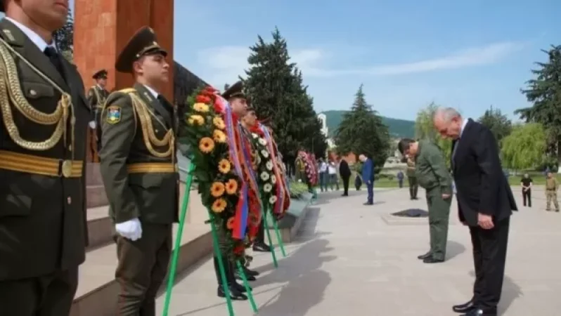 Արայիկ Հարությունյանը՝ Բակո Սահակյանի և Արկադի Ղուկասյանի հետ հարգանքի տուրք մատուցել զոհված ազատամարտիկների հիշատակին