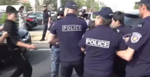 Լարված իրավիճակ․ ոստիկանները բերման են ենթարկում քաղաքացիներին